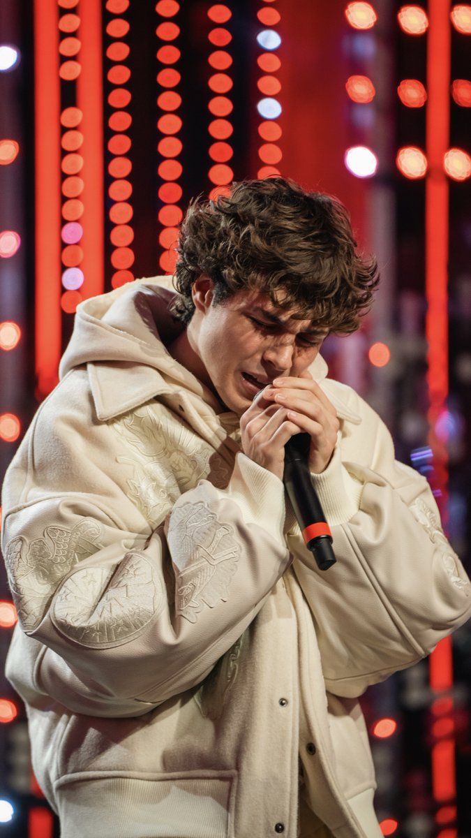 #Settembre con “Vertebre” accede alla finale di #SanremoGiovani 🎤 #Sanremo2025 #SaràSanremo