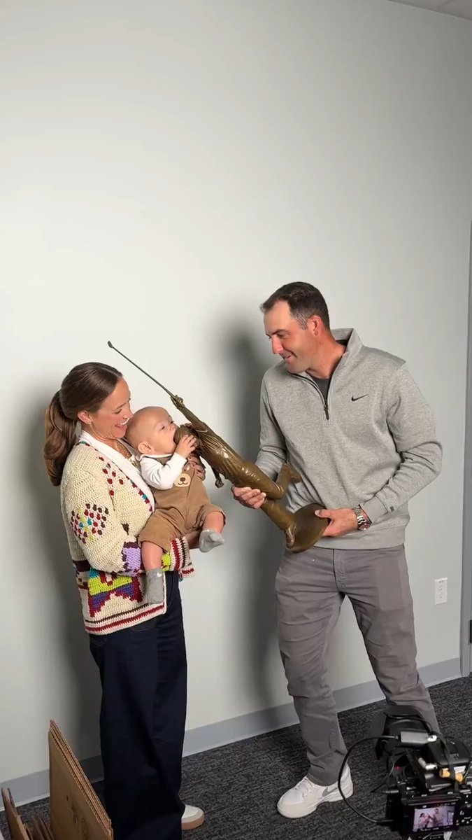 So wholesome 🥹 Bennett Scheffler is loving dad's new trophy.
