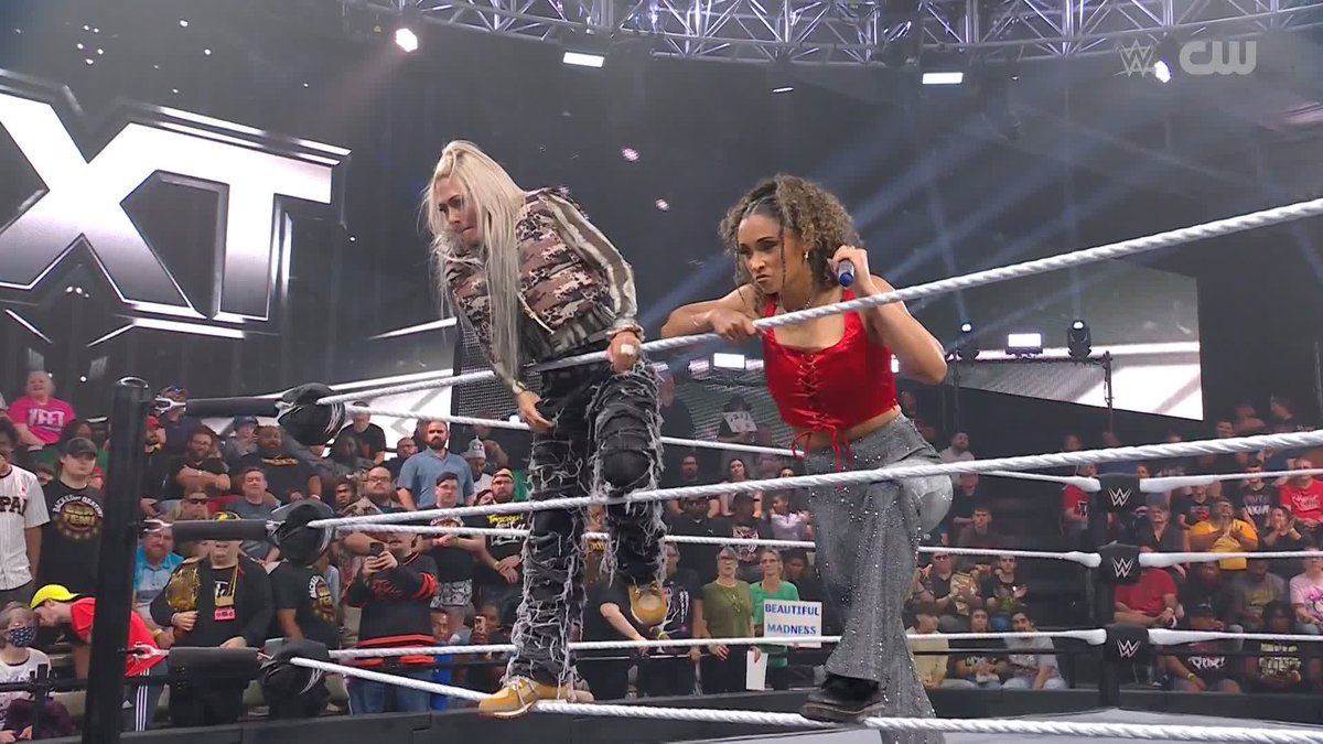 😱 😱 😱 @CoraJadeWWE and roxanne have the numbers game over GIULIA ＝ ジュリア after taking out Stephanie Vaquer, but Kelani Jordan is here to save the day! #WWENXT