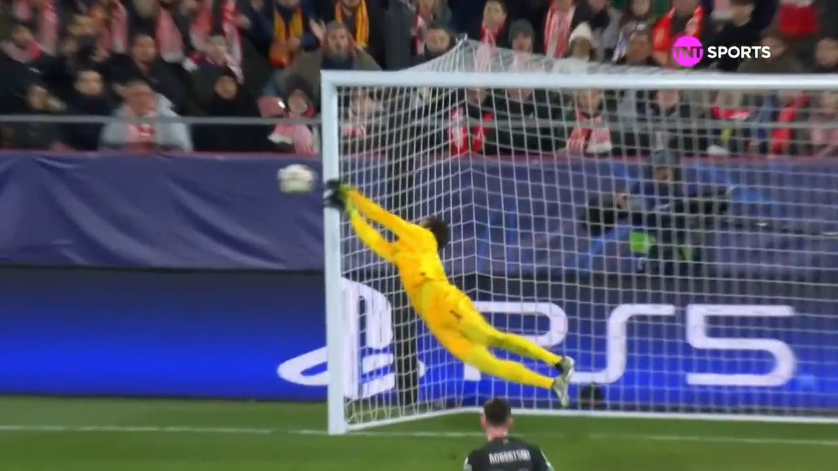 Alisson voltou à meta do Liverpool e mostrou novamente por que, mesmo com um ótimo Kelleher, ainda é o número 1 indiscutível.
