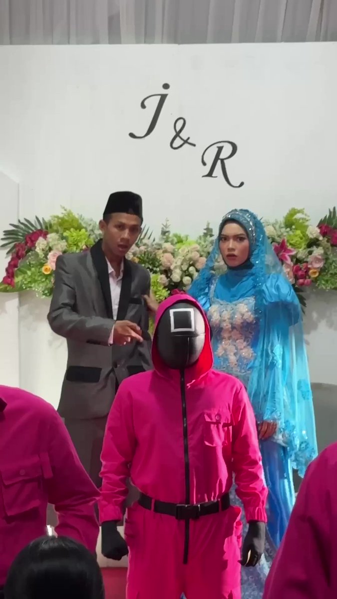 Bayangin, tiba-tiba dapet serbuan Pink Guard di hari bahagiamu 😱 Eh ternyata blio-blio ini bawa kabar bahagia juga! Pendaftaran pemain Squid Game: Red Light Green Light Challenge bakal dibuka lagi besok! Jangan ketinggalan!