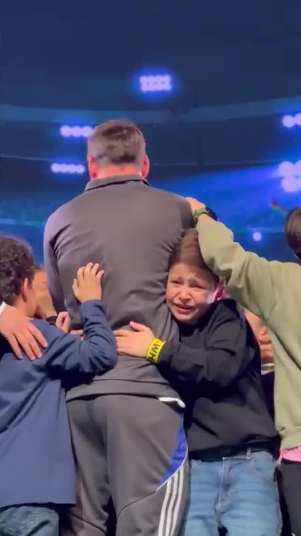 TREMENDO el llanto de este niño, mientras abraza a MESSI 😢