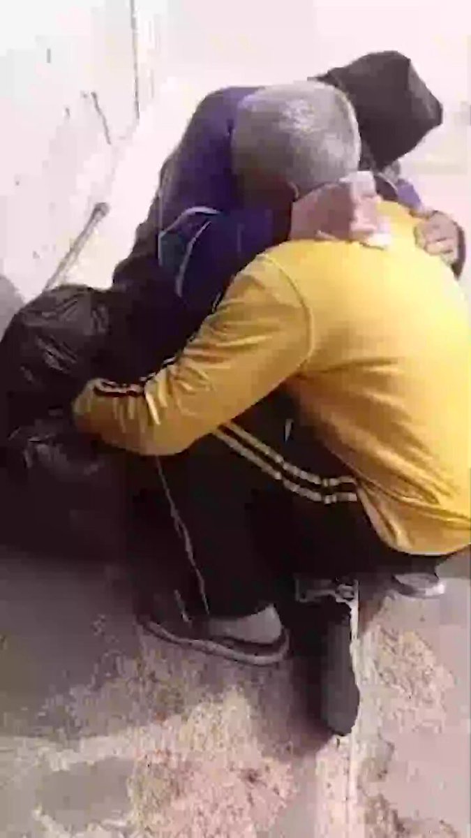 ما أجمله من لقاء ، بعد عشرات السنين من انتظار الام وتعب التعذيب… رضوان نواف قنبر من أبناء مدينة داعل بريف درعا عاد إلى عائلته بعد 30 عام من الاعتقال في سجون الاسد