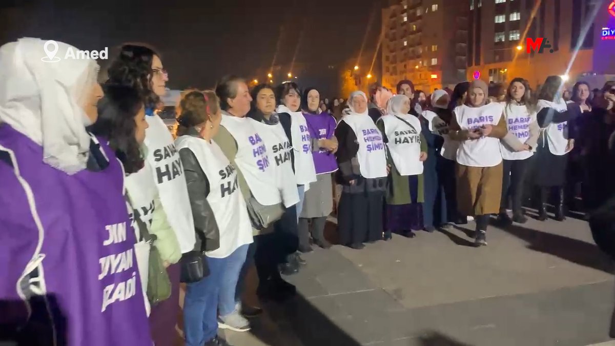 Amed'de savaşa karşı barış zinciri oluşturan kadınlar, Rojava'ya yönelik saldırıları protesto ediyor.
