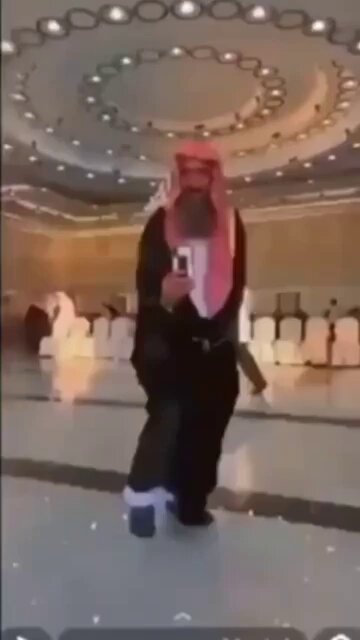 مواليد التسعينات في كاس العالم 2034 وهم يوثقون اللحظات لأحفادهم