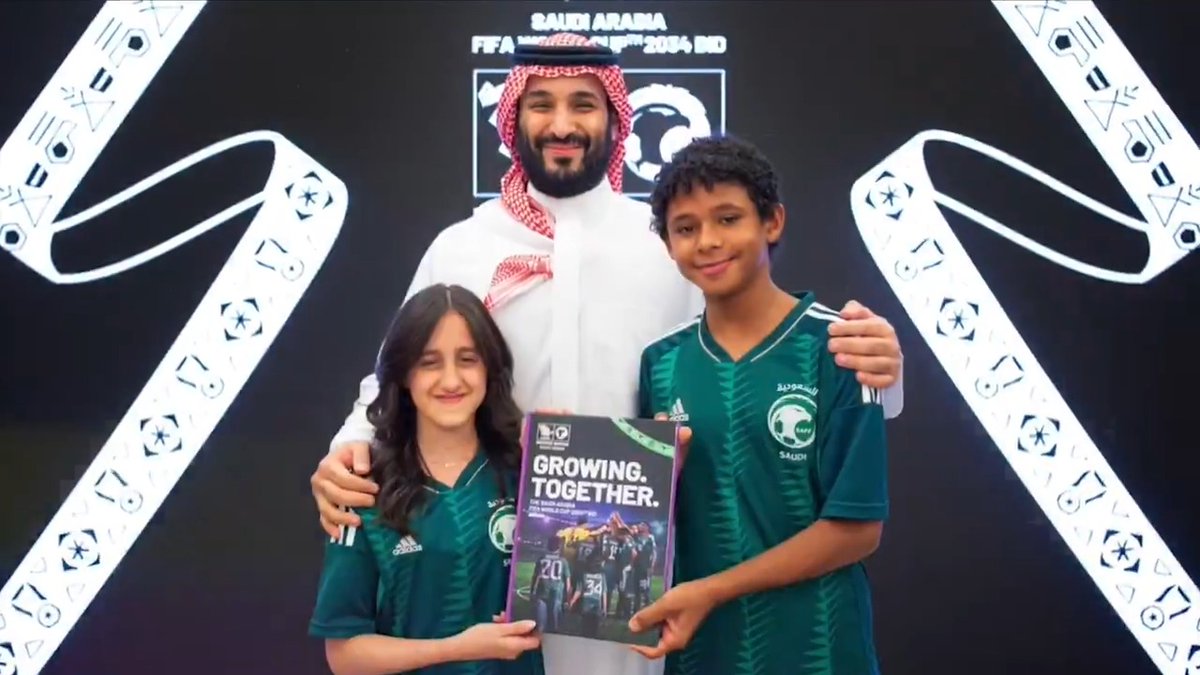 "هذا الفوز هو ثمرة طموحٍ لا متناهي، وسعيٍ مستمر نحو الريادة العالمية"؛ معالي رئيس #الديوان_العام_للمحاسبة وقيادات الديوان يتقدمون بالتهنئة بمناسبة فوز المملكة باستضافة كأس العالم 2034. #أهلاً_بالعالم | #معًا_ننمو