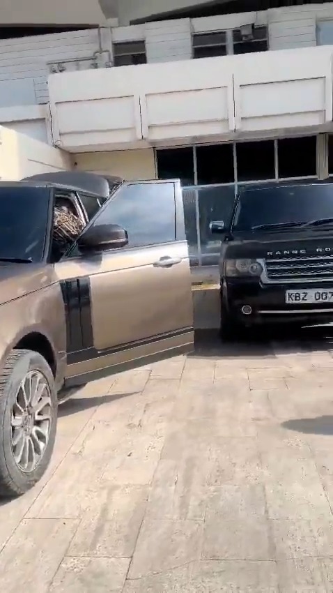Just rolled out the red carpet for the amazing ETANA & her entourage at the airport as they cruised in style in a convoy of sleek Range Rovers straight to Salama Beach Resort. Mombasa people get ready for an unforgettable VIP night at #ClubVolumeVVIP! #Etana #PamojaTour