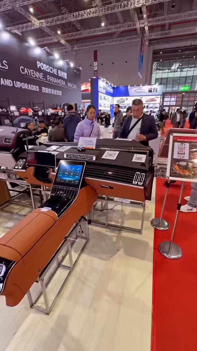➖الصينيين ما يخلونها بخاطرك تبغى تركب آخر موديل بسيارتك الحالية حاضرين 😁 أحد المعارض بشنغهاي الصين لقطع ترهيم السيارات🇨🇳