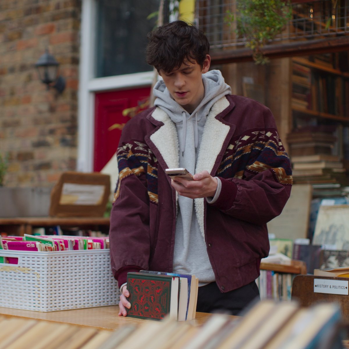 We explored London with a little help from Project Astra. 🇬🇧 With Gemini 2.0, our early research prototype can have more natural conversations, comes with improved memory and can use Google tools - making it more useful for everyday life. 🤝