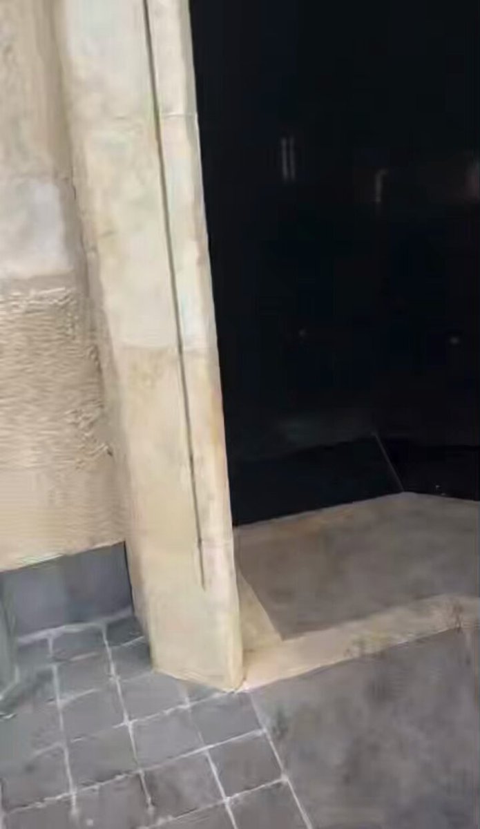 Hafız Esed'in kabrinin yakılmasından sonra geride kalan görüntüler.
