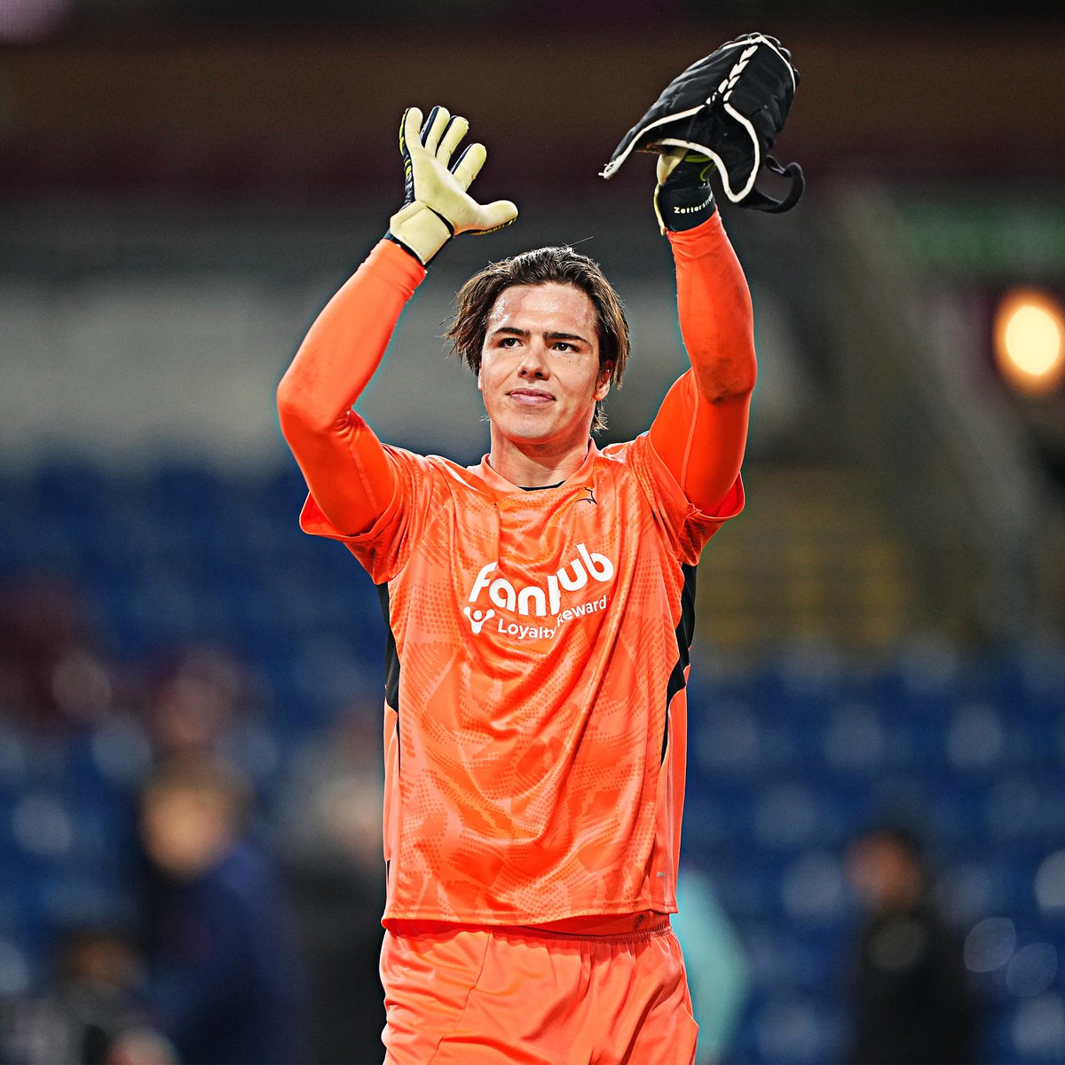 Two BIG saves from Jacob Zetterström! 🇸🇪
