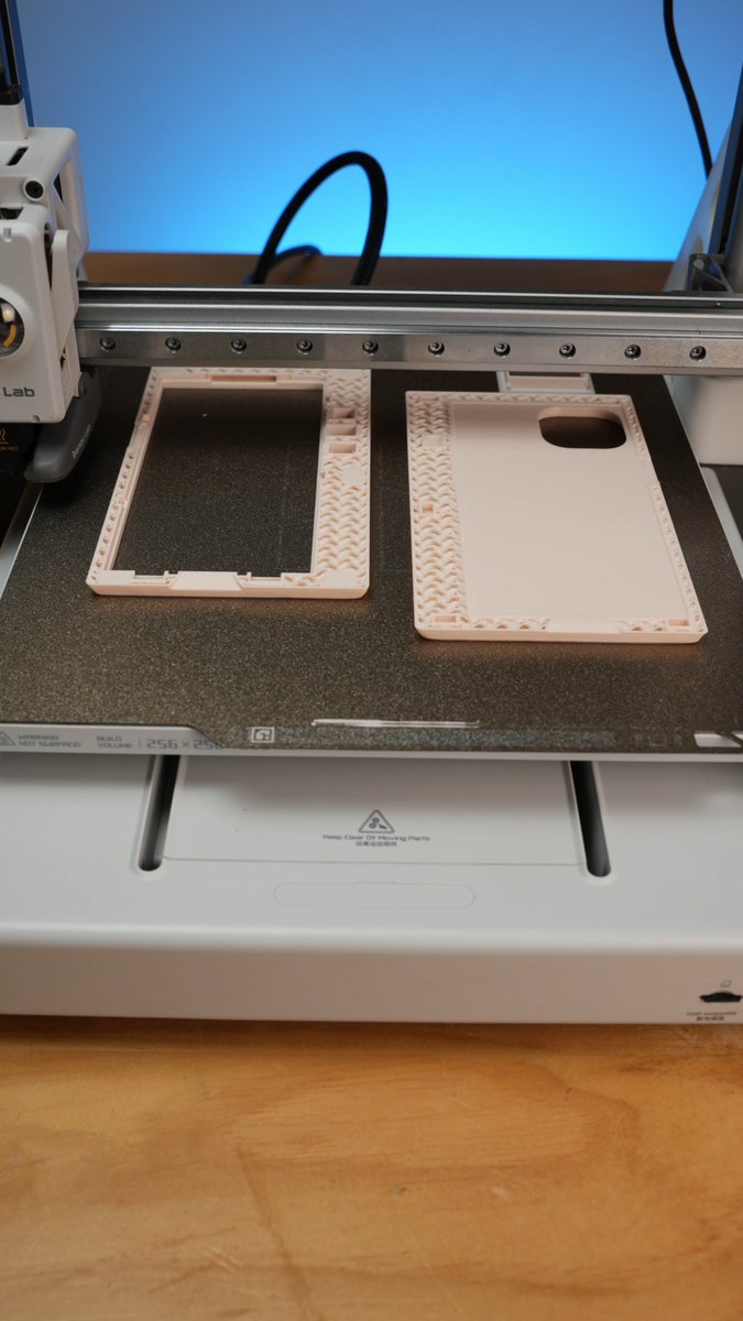 Once it's on the phone, it totally gives off that 90s tech guru retro vibe. Such a throwback! By Bas van der Ploeg: #bambulab #3dprinting #iphone #makerworld