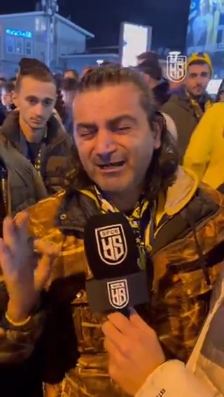 💥 Fenerbahçeli bir taraftar, Athletic Bilbao yenilgisi sonrasında gözyaşlarını tutamadı... 🎙️ Kerem Türkyılmaz