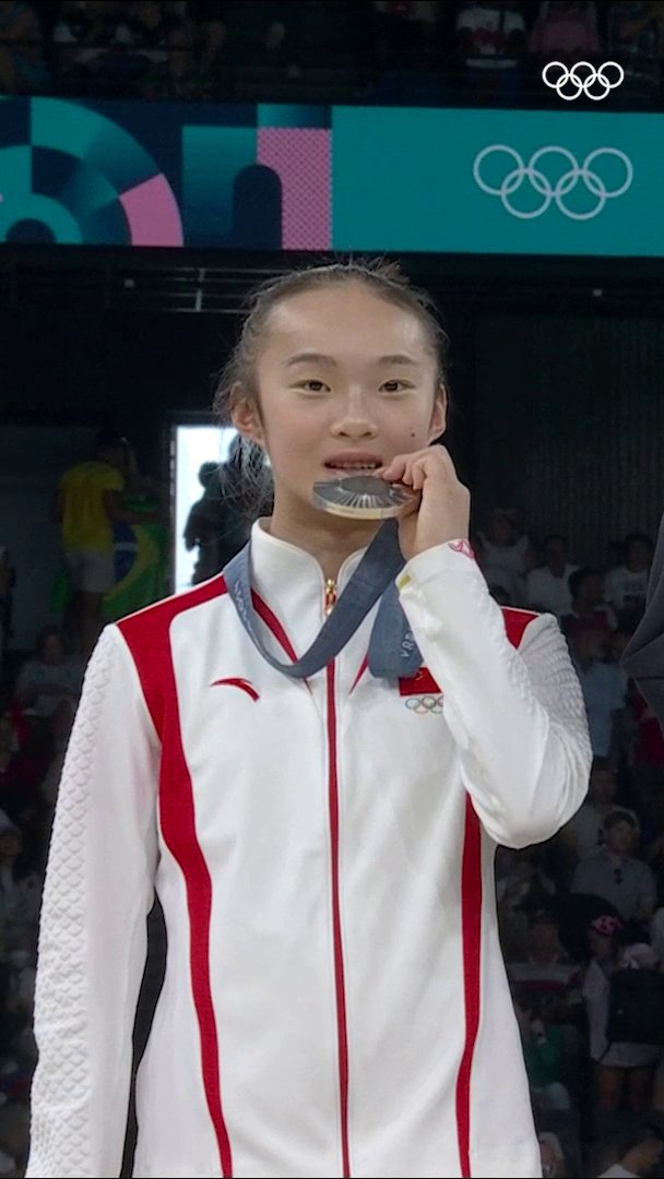 Los videos olímpicos más vistos de 2024 ✨ 1️⃣6️⃣ | Un momento tierno: Yaqin Zhou ganó la medalla de plata y el corazón de todos. 😊❤️ #JuegosOlimpicos #Paris2024 #MoreThanSport