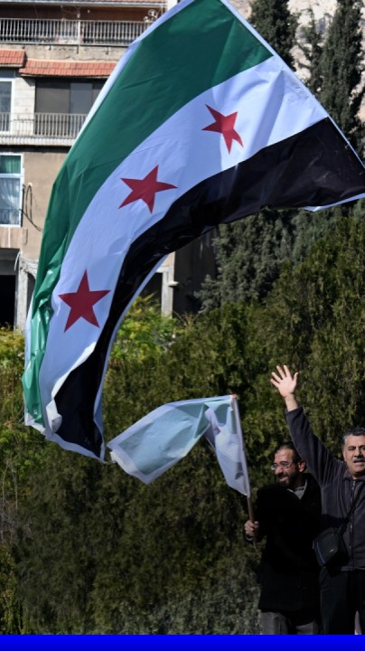 Syrie: d’où vient le drapeau à trois étoiles rouges brandi par l’opposition?