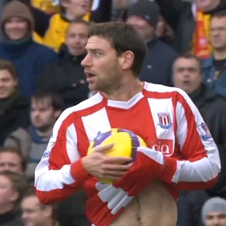 Rory Delap's long throw-ins for Stoke City back in the day were DIFFERENT. 😤