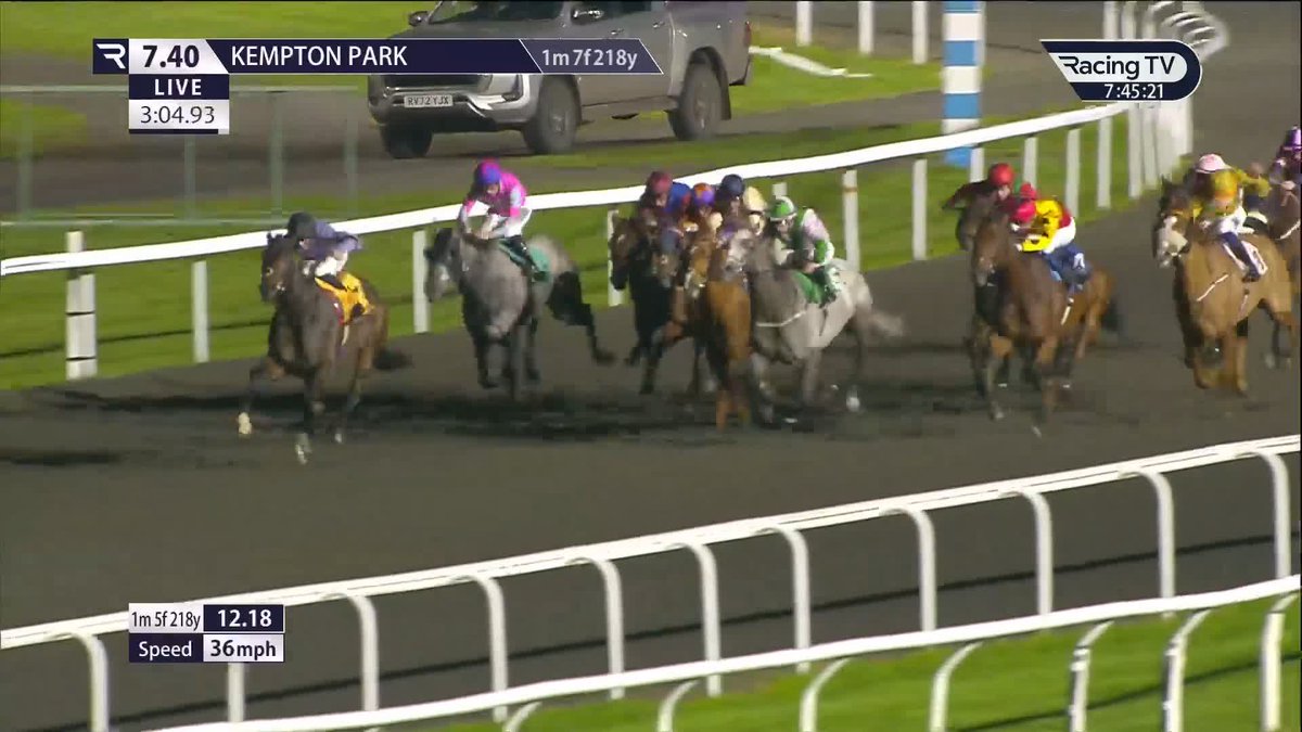 He's done it again! 🤩 Duke Of Oxford successfully defends his Unibet London Stayers' Handicap in a thrilling finish to the Series Final 🥇 Kempton Park Racecourse Michael Bell 🤝 Hector Crouch