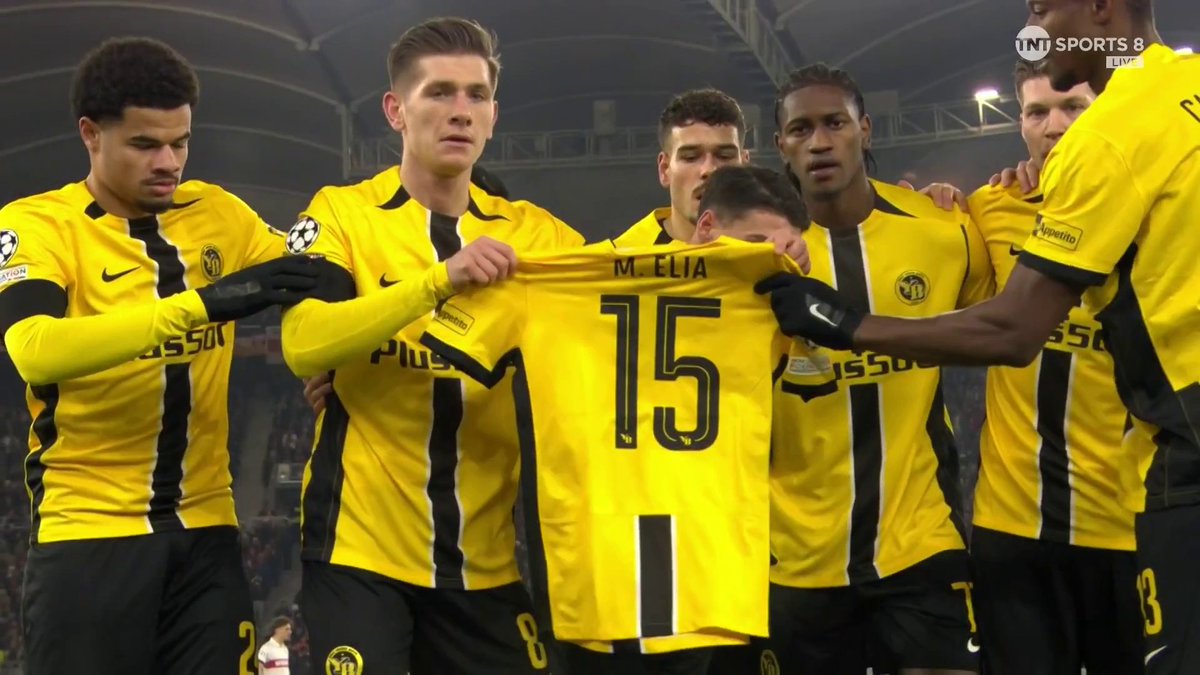 A lovely moment as Łukasz Łakomy of Young Boys dedicates his goal to teammate Meschak Elia who lost his son yesterday after battling a brief illness 💛🖤