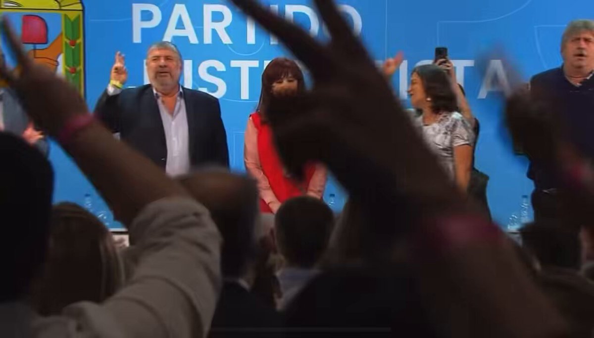 Acá, pedazo de re pelotudo.