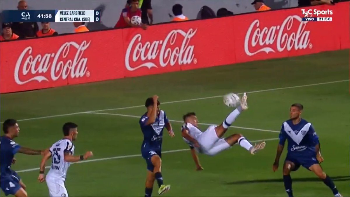 TODAVIA NOSE SI ES MEJOR LA CHILENA QUE SACA DE LA NADA O LA ATAJADA. ERA UN GOLAZO DE CENTRAL CORDOBA DIGNO PARA EL PUSKAS.