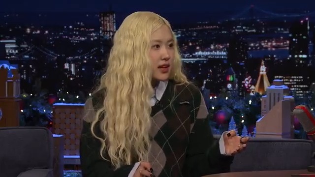 ROSÉ explains how she turns her stories into songs and how it involves texting her songwriter friends random words and phrases 🤣 #ROSÉonFallon #rosiebyROSÉ #FallonTonight