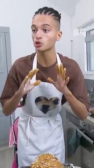 "On n’est pas là pour faire un régime, plus c’est gras, mieux c’est" 😆 Yanis et la préparation du chapon, ça fait deux ! 🍗😂 #UDPP, "Tel maître, tel chien", du lundi au vendredi dès 16:40