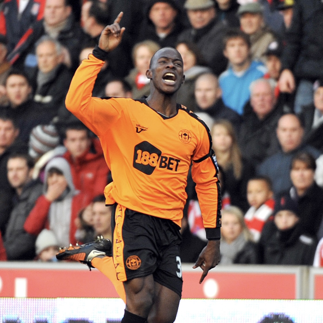 🤯 #OnThisDay in 2009... Maynor Figueroa scored from inside his own half at Stoke City. 😱 #wafc 🔵⚪️