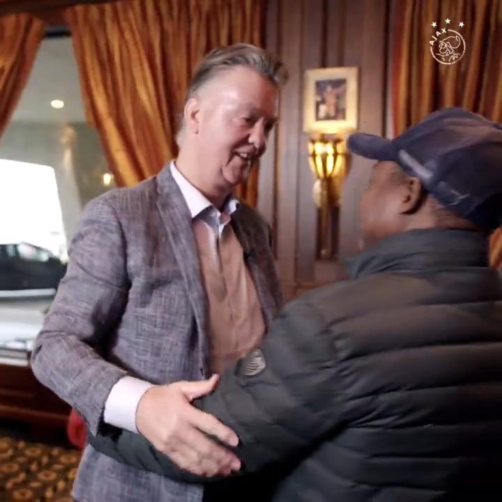 Louis van Gaal 🫂 Tijani Babangida 'I wasn't sure if I would recognise you, but you still have the same smile!' ☺️
