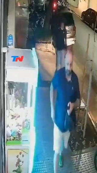 ⭕Así fue el momento en el que asesinaron a balazos a un hombre en un kiosco de Recoleta I El agresor se bajó de un auto, le disparó a la víctima y escapó.