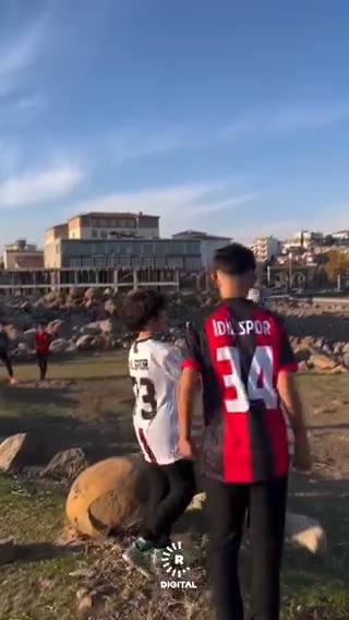 İdilspor, Kürtçe söz ve şarkılarla yeni formasını tanıttı. Amedspor, Mardinspor, Muşspor, Vanspor ve Batman Petrolspor'da bu yıl Kürtçe şarkılarla formalarını tanıttı.