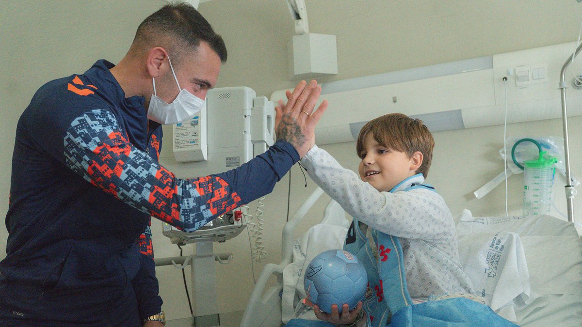 🎄 Así foi a tradicional visita navideña do #RCCelta e a #FundaciónCelta no Hospital Álvaro Cunqueiro. 𝑿𝒖𝒏𝒕𝒐𝒔 𝑹𝑪 𝑪𝒆𝒍𝒕𝒂! 🩵