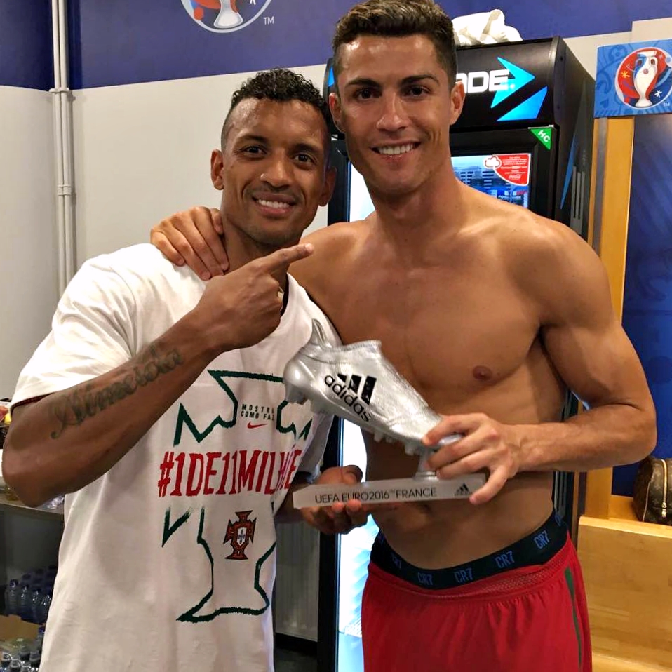 La réponse surprenante de Nani 🇵🇹 si Cristiano Ronaldo va participer au Mondial 2030 au Portugal : « 𝗖𝗥𝟳 𝘃𝗮 𝗰𝗼𝗺𝗺𝗲𝗻𝗰𝗲𝗿 𝘂𝗻 𝗿𝗲́𝗴𝗶𝗺𝗲 𝘀𝗽𝗲́𝗰𝗶𝗮𝗹 𝗽𝗼𝘂𝗿 𝘆 𝗽𝗮𝗿𝘁𝗶𝗰𝗶𝗽𝗲𝗿. » 🗣️ Il aura 45 ans. 😶
