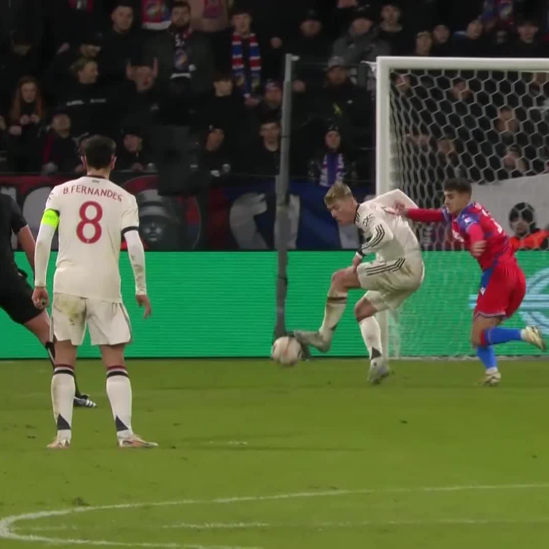 Is this one from Ruben Amorim’s book of tricks? 👀 Bruno Fernandes and Rasmus Højlund combined brilliantly for Manchester United’s winning goal. #UEL | #SSUEL