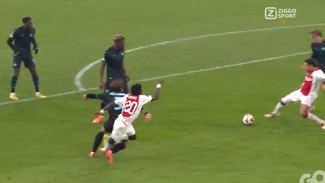 Geen penalty voor Ajax! 👀 Terecht? 🤔 #ZiggoSport #UEL #AJALAZ