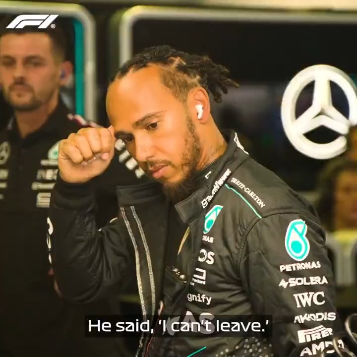 Lewis' hand-written note for Kimi Antonelli 😭 Several guests from Mercedes join a special Beyond The Grid podcast in Abu Dhabi - click to listen to the full version now! 🎧 #F1 #AbuDhabiGP