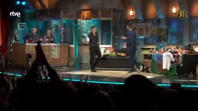 No sé cómo, pero ha venido al programa nada más y nada menos que Luís Figo #LaRevuelta