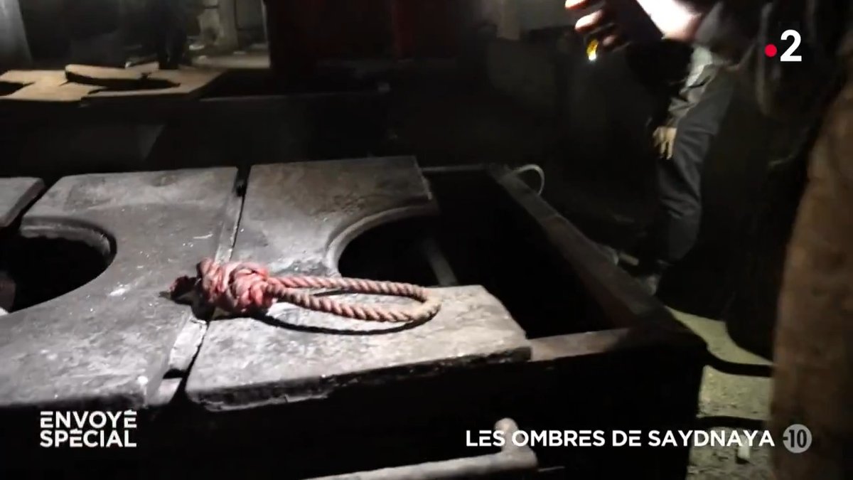 🔴 Dans la prison de Saydnaya, l'horreur dévoilée : cellules surpeuplées, traces d'exécutions et archives brûlées. Certains prétendent même que la presse hydraulique aurait été utilisée pour broyer des corps. 📺⏯ #EnvoyéSpécial #Syrie