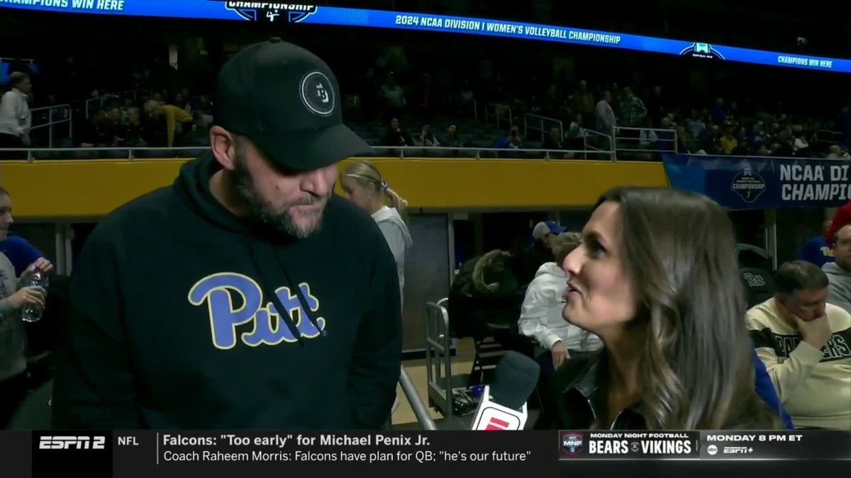 Ben Roethlisberger in the house 🏠 #NCAAWVB x 🎥 ESPN2 / Pitt Volleyball Michella Chester