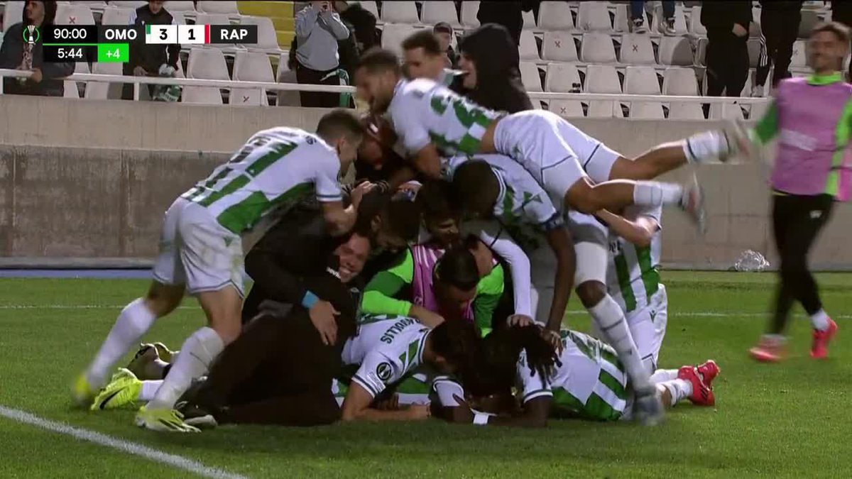 Minuto 95, perdiendo por un gol, tiro libre a favor, el arquero sube a cabecear y los tipos deciden hacer un jugada preparada. Increíble. 😳