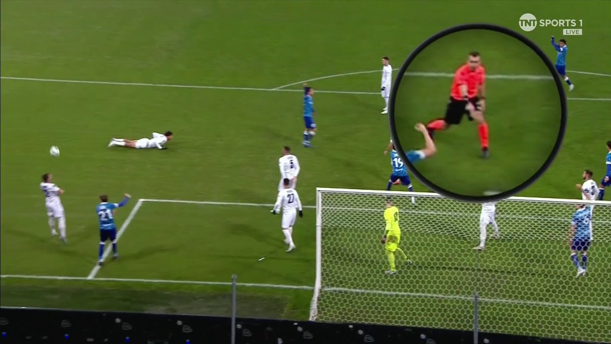 Armenian referee Ashot Ghaltakhchyan with a 10/10 technique for awarding a penalty 😂