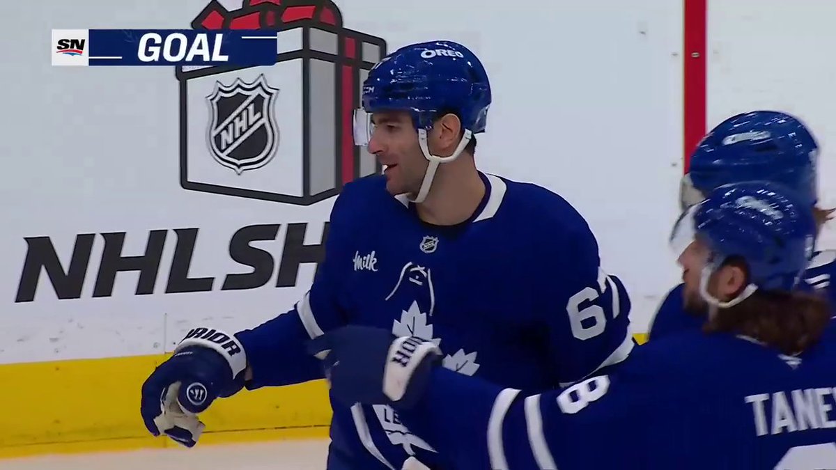 John Tavares might have eyes in the back of his head! 👁️👁️