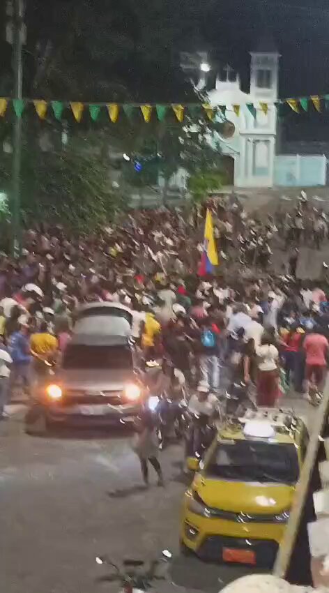 #Napo #URGENTE Fuertes incidentes en las inmediaciones de la Gobernación de Napo , los manifestantes se oponen a la decisión de que se siga construyendo la cárcel en Archidona