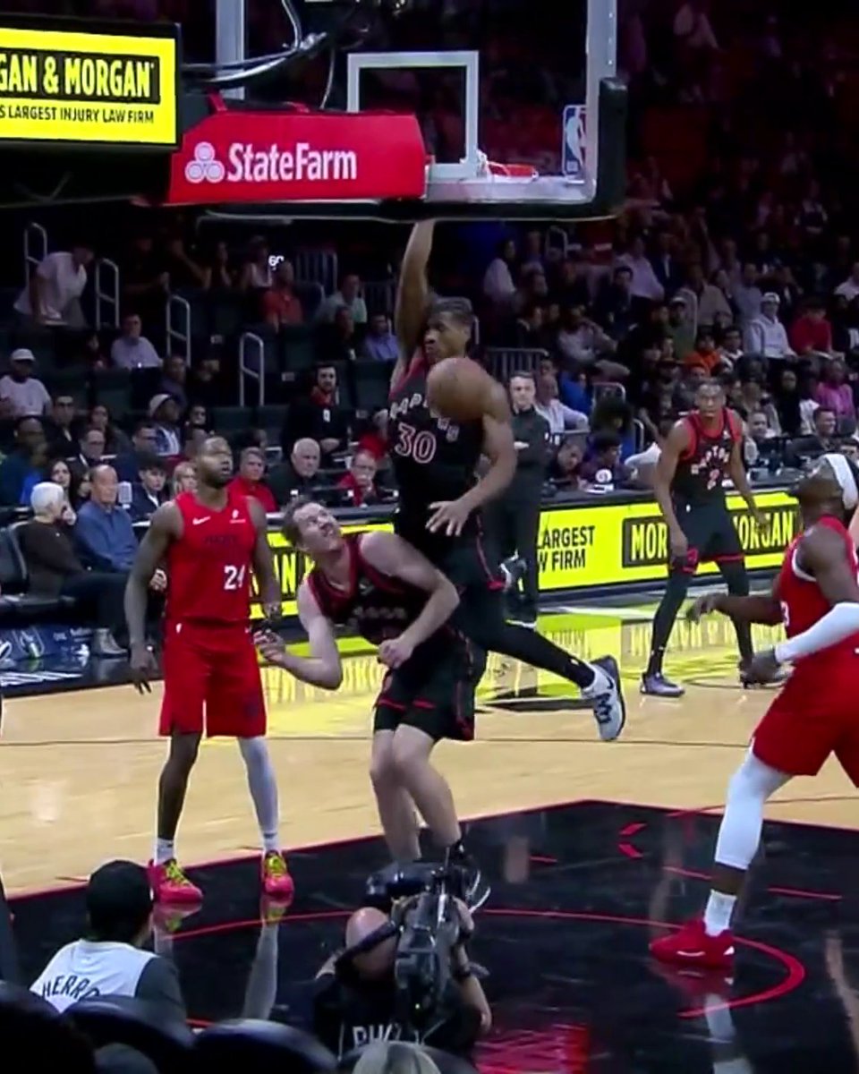 PUT HIS OWN TEAMMATE ON A POSTER 😳 Ochai Agbaji gave Jakob Poeltl no time to move 😅🔥