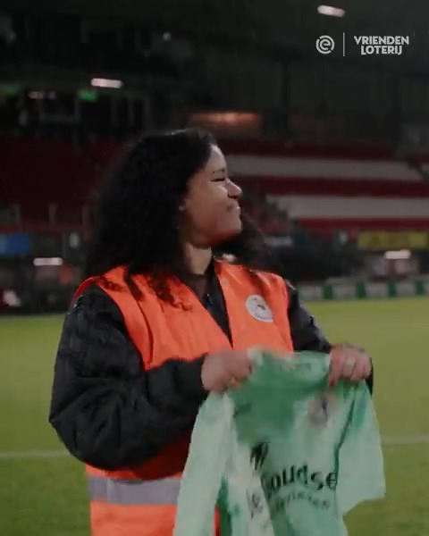 Nick Olij verrast de 17-jarige steward Zara na Sparta - NAC 🙏👕 #VoetbalGeeft | @vriendenloterij