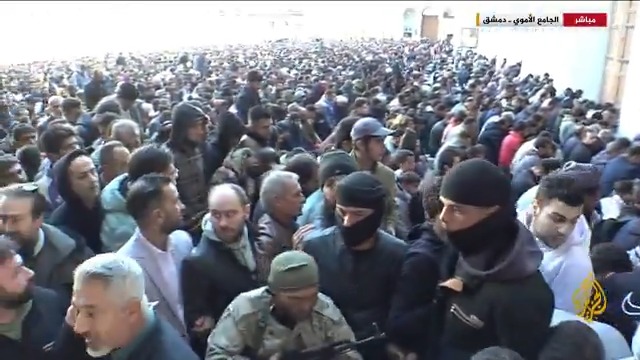 لحظة مفصلية في تاريخ #سوريا.. عشرات الآلاف من السوريين يحتشدون في الجامع الأموي لأداء صلاة الجمعة لينطلقوا بعدها في مسيرة نحو ساحة الأمويين للاحتفال بجمعة النصر بعد 14 عاما من جمعة الكرامة الأولى في ذاكرة الثورة السورية #الجزيرة_سوريا #الأخبار