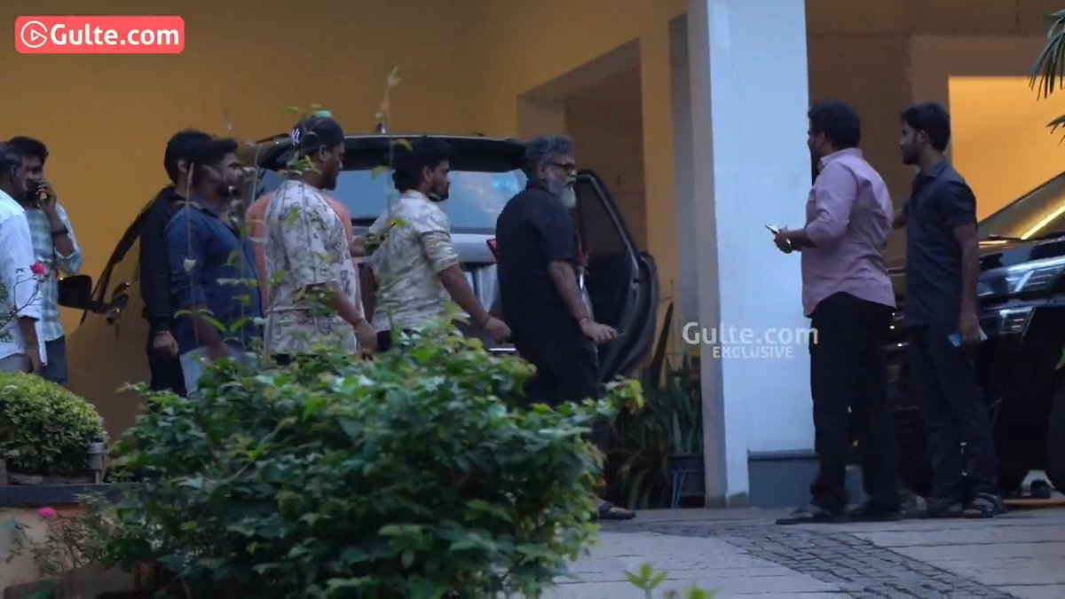 Director #Sukumar arrives at #AlluArjun📷's residence.