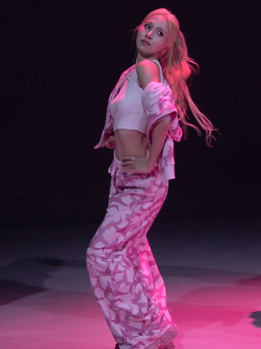 BLONDE PONYTAIL MINA IS ONE OF HER BEST LOOKS