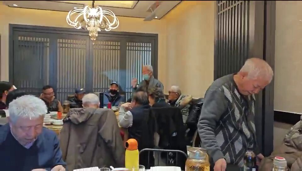 2024/12/12/发布，近日，已经为数不多在文革中被批斗迫害的老右派知识分子齐聚北京，直指习近平统治下的中国民不聊生！ 位老先生们的风骨点赞👍！祝你们健康长寿！