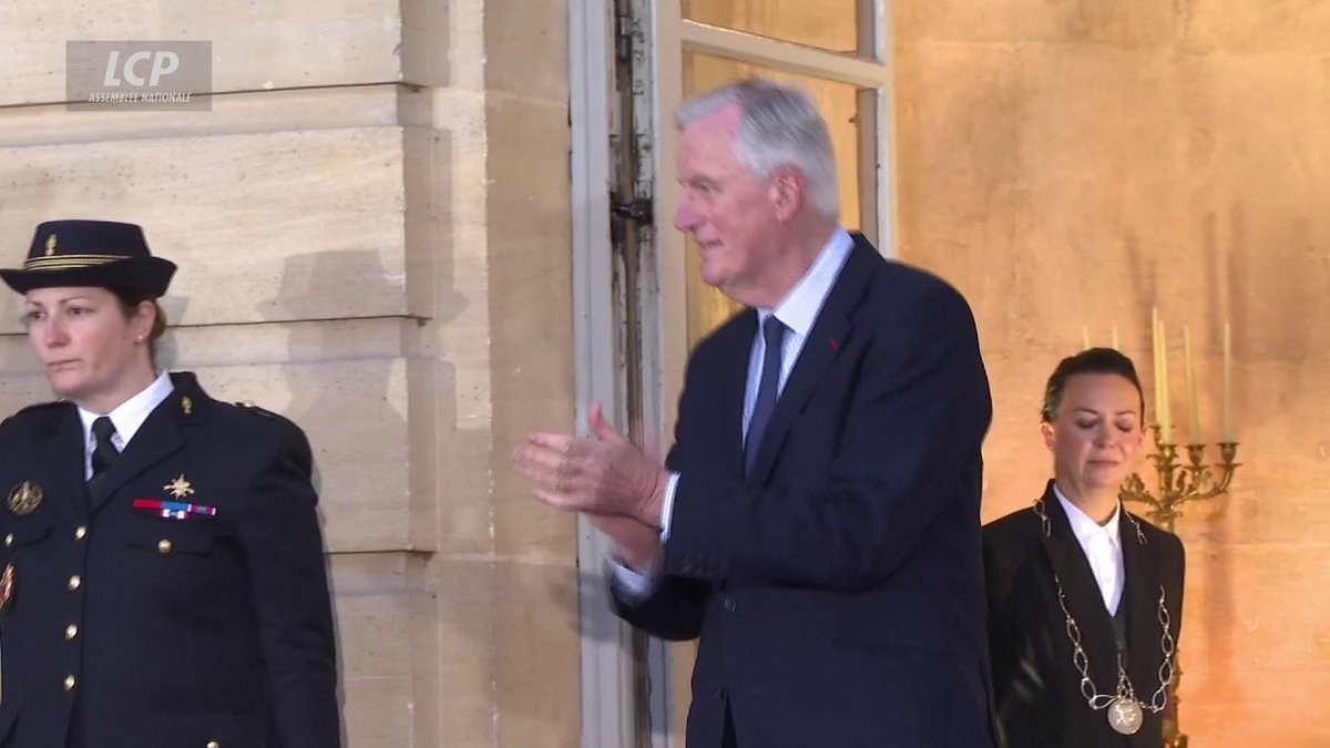 Passation de pouvoirs : Michel Barnier apparaît sur le perron de l'hôtel de Matignon, sous les applaudissements des personnes présentes, dont ses anciens ministres. #PremierMinistre