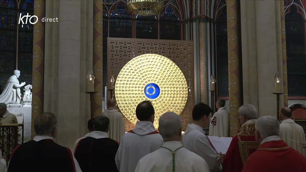 🔴La sainte Couronne d'épines est déposée et exposée dans son nouveau reliquaire dans la cathédrale #NotreDame de Paris. 👉A revoir en intégralité : Diocèse de Paris Cathédrale Notre-Dame de Paris Mgr Laurent Ulrich